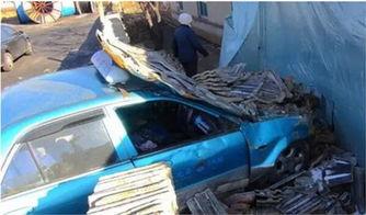 佛山撞车吃瓜群众,围观群众瞬间变身“吃瓜大军”