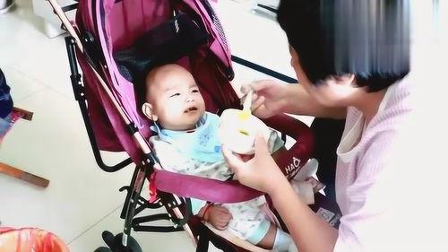 甜甜的奶奶吃瓜