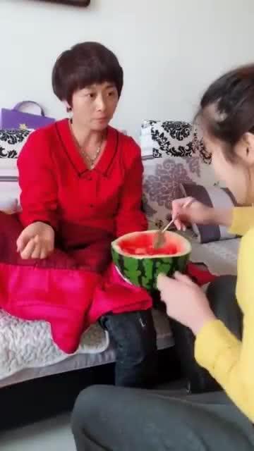 婆婆教儿子吃瓜,瓜果智慧，传承生活之道