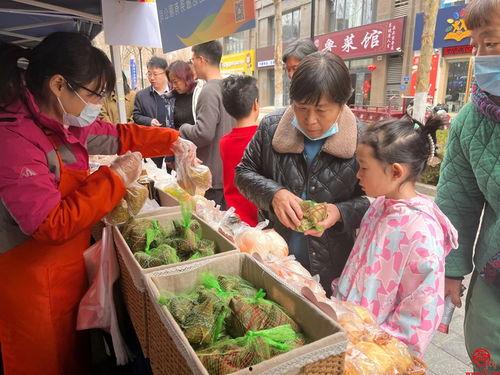 渝兴广场吃瓜群众,吃瓜群众的热闹现场，揭秘都市生活百态