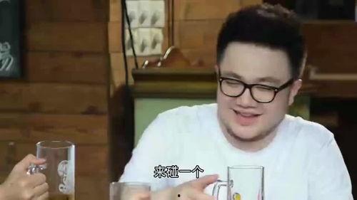 路人吃大瓜,路人围观大瓜，现场揭秘娱乐圈幕后风云